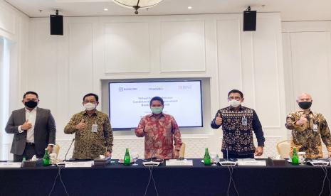 Ketua Tim Project Management Office (PMO) dan juga Wakil Direktur Utama PT Bank Mandiri (Persero) Tbk Hery Gunardi (tengah) bersama dengan Wakil Direktur Utama PT Bank Rakyat Indonesia (Persero) Tbk Catur Budi Harto (kedua kanan), Direktur Hubungan Kelembagaan PT Bank Negara Indonesia (Persero) Tbk Sis Apik Wijayanto (kedua kiri), Direktur Utama PT Bank BRIsyariah Tbk Ngatari (kanan) dan Direktur Bisnis Indonesia Financial Group Pantro Pander  (kiri) dalam virtual press conference penandatanganan Conditional Merger Agreement pada Selasa (13/10) sebagai bagian dari proses Merger Bank Syariah BUMN.