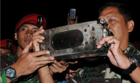 Ketua Tim SAR Gabungan Danrem 061 Surya Kencana Kolonel Infantri AM Putranto (kanan), menerima kotak hitam (Black Box) pesawat Sukhoi Super Jet 100 (SSJ-100) dari komandan tim Kopassus penemu kotak hitam (Black Box) pesawat Sukhoi Super Jet 100 (SSJ-100) L