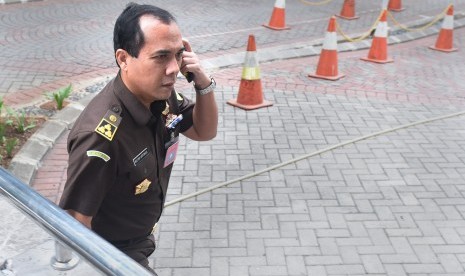 Ketua Tim Satgas Penyidikan Kejaksaan Agung Victor Antonius berjalan memasuki Gedung KPK untuk memeriksa Gubernur Sumatera Utara nonaktif Gatot Pujo Nugroho di Jakarta, Rabu (11/11).