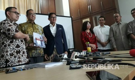 Ketua Tim Sinkronisasi Anies-Sandi, Sudirman Said (kiri) menyerahkan hasil kerja tim sinkronisasi pada pasangan Gubernur-Wakil Gubernur DKI Jakarta terpilih Anies Baswedan (tengah) dan Sandiaga Uno di Jakarta, Jumat (13/10). 