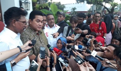 Ketua TKN Erick Thohir usai melakukan pertemuan tertutup dengan Jokowi dan KH. Ma'ruf Amin di Restoran Plataran Menteng, Jakarta Pusat, Kamis (18/4) sore.