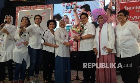 Ketua TKN Jokowi-Ma'ruf, Erick Thohir, berpose bersama para relawan perempuan dalam acara Indonesia Maju bersama Perempuan Keren: Jokowi, Sahabat Perempuan Keren di Cilandak Town Square, Jakarta Selatan, Senin (22/10).