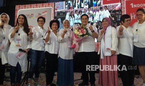 Ketua TKN Jokowi-Ma'ruf, Erick Thohir, berpose bersama para relawan perempuan dalam acara Indonesia Maju bersama Perempuan Keren: Jokowi, Sahabat Perempuan Keren di Cilandak Town Square, Jakarta Selatan, Senin (22/10).