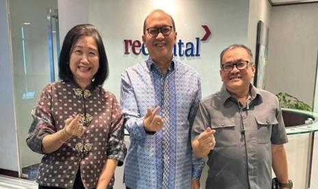 Ketua TKN Prabowo-Gibran Rosan Roeslani (kanan) bersama Ketum Koncokulo Gibran Dr Minadi Pujaya dan founder relawan Koncokulo Gibran di Jakarta