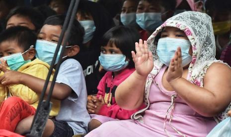 Ketua TP PKK Kabupaten Bogor, Halimatu Saidah Iwan Setiawan, memberi trauma healing pada anak-anak korban banjir Gunung Mas Puncak, Rabu (27/1). 