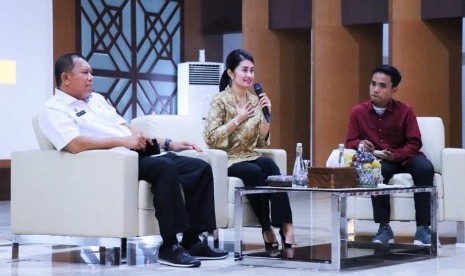 Ketua TP PKK Kabupaten Musi Banyuasin (Muba) Hj Thia Yufada Dodi Reza, saat menjadi Narasumber pada Seminar Masuk Kampus dan Try Out Akbar dengan Tema, “Mengukir Prestasi, Membangun Negeri, Jalin Relasi, Menuju Generasi Muba yang Berdikari”. 