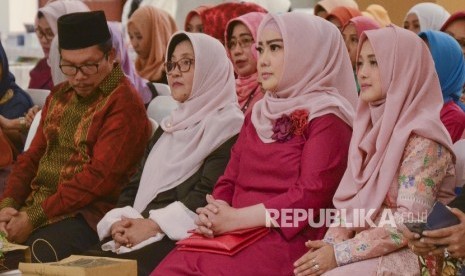 Ketua TP PKK NTB, Erica Zainul Majdi (kedua kanan) bersama Sekda NTB, Rosiadi Sayuti (kiri) dan Owner Batik Trusmi, Sally Giovanni (kanan) saat mengikuti acara talkshow 