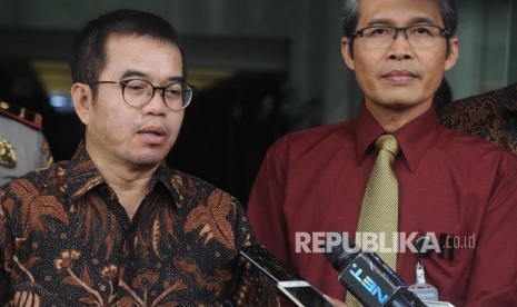   Ketua UKP Pancasila Yudi Latief (kiri) bersama Wakil Ketua KPK Alexander Marwata (kanan) memberikan keterangan kepada wartawan seusai melakukan pertemuan di gedung Komisi Pemberantasan Korupsi (KPK), Jakarta, Rabu (9/8). 