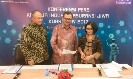 Ketua Umum AAJI Hendrisman Rahim (tengah) usai memaparkan kinerja Asuransi Jiwa di Indonesia pada kuartal IV 2017.