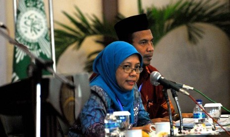 Ketua Umum Aisyiyah, Siti Noordjannah Djohantini memimpin jalannya sidang pleno II dalam Tanwir Muhammadiyah di Hotel Horison, bandung, Jawa barat, Jumat (22/6). Sidang tersebut membahas laporan dinamika gerakan Muhammadiyah di tingkat wilayah dan organisa