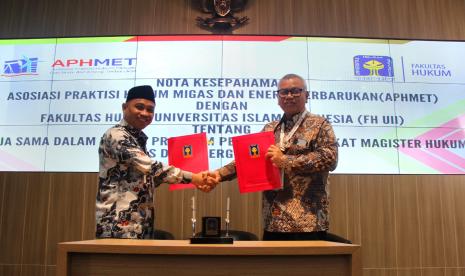 Ketua Umum APHMET Didik Sasono Setyadi (kanan) dan Dekan FH UII Prof Budi Agus Riswandi meneken MoU tentang kerja sama dalam bidang program pendidikan tingkat magister hukum migas dan energi terbarukan, di ruang auditorium FH UII Yogyakarta, Rabu (11/10/2023)..