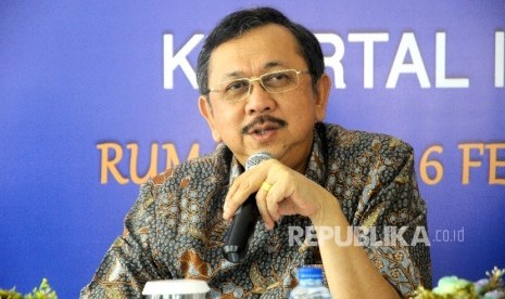 Ketua Umum Asosiasi Asuransi Jiwa Indonesia (AAJI) Hendrisman Rahim memberikan keterangan kinerja industri asuransi jiwa di Rumah AAJI, Jakarta, Kamis (16/2). 