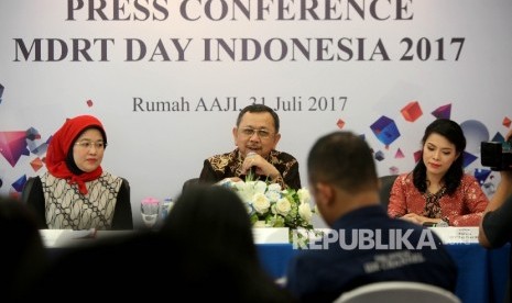 Ketua Umum Asosiasi Asuransi Jiwa Indonesia (AAJI) Hendrisman Rahim (tengah) bersama Country Chair Million Dollar Round Table (MDRT) Indonesia Aryani P.Razik (kiri) dan Chairman of MDRT Day 2017 Miliana (kanan), memberi keterangan pers terkait MDRT Day 2017 di Jakarta, Jumat (31/7).