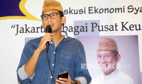 ketua umum asosiasi pedagang pasar seluruh Indonesia (APPSI) sekaligus Calon Wakil Gubernur DKI Jakarta Sandiaga Salahuddin Uno menjadi pembicara dalam diskusi ekonomi syariah di Jakarta, Rabu (25/1). 