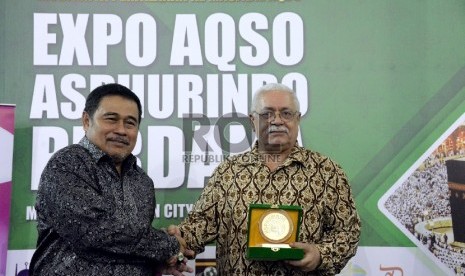 Ketua Umum Asosiasi Penyelenggara Haji Umrah dan Inbound Indonesia (Asphurindo) Hafidz Taftazani memberikan cindramata kepada Duta Besar Palestina untuk Indonesia Fariz Mehdawi dalam pembukaan acara Expo Aqso Asphurindo perdana di Thamrin City, Jakarta,Rab