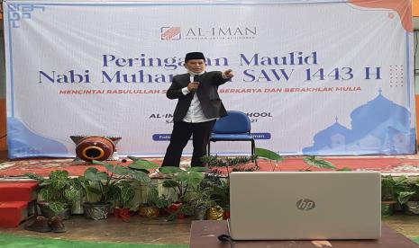 Ketua Umum Asosiasi Yayasan Pendidikan Islam (AYPI)  Jawa Barat H  Dadeng Wahyudi  SPd ME memberikan tausiyah pada acara peringatan Maulid Nabi Muhammad SAW yang diadakan oleh Sekolah Islam  Al-Iman Bojonggede, Sabtu (23/10).