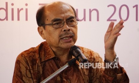 Ketua Umum Badan Amil Zakat Nasional (BAZNAS), Bambang Sudibyo memberikan pidato sambutannya jelang serah terima Surplus Underwriting atau bagi hasil PT AXA Mandiri di Jakarta, Rabu (24/8).