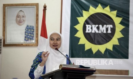 Ketua umum Badan Kontak Majelis Taklim (BKMT) Pusat terpilih Syifa Fauzia memaparkan pandangannya pada Muktamar luar biasa Badan Kontak Majelis Taklim tahun 2016 di Aula Komplek Yatim As-Syafi'iyah, Pondok Gede, Bekasi, Jawa Barat, Kamis (21/10).