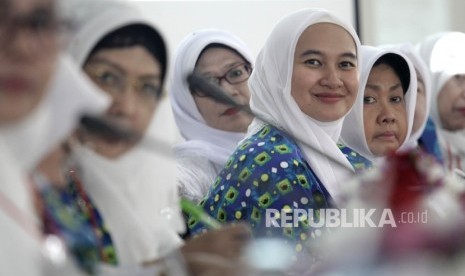 Ketua umum Badan Kontak Majelis Taklim (BKMT) Pusat terpilih Syifa Fauzia (keempat kanan).