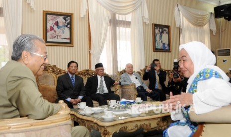 Ketua Umum Badan Kontak Majelis Taklim (BKMT) Tutty Alawiyah (kanan) berbincang dengan Mantan Perdana menteri Malaysia Mahathir Mohamad disela acara Seminar Internasional menyambut Muktamar VIII 2016 dan Tasyakur Akbar Milad 35 tahun Badan Kontak Majelis T