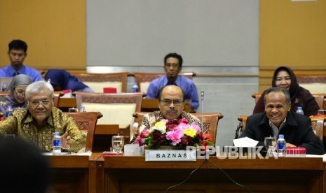 Ketua Umum Baznas Bambang Sudibyo (tengah) mengikuti rapat dengar pendapat bersama Komisi VII di Komplek Parlemen Senayan, Jakarta, Selasa (19/1).