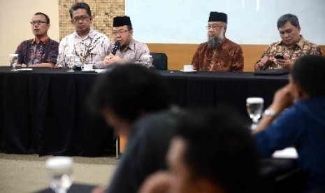 Ketua Umum Baznas KH Didin Hafidhuddin (tengah) bersama para pimpinan Lembaga Amil Zakat (LAZ) memberikan keterangan kepada wartawan usai melakukan pertemuan di Jakarta.