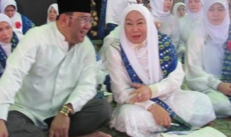 Ketua umum BKMT (Badan Kontak Majelis Taklim) Prof Dr Hj Tutty Alawiyah AS (kanan) tengah berbincang dengan ketua umum Badan Musyawarah (Bamus) Betawi Jenderal Nachrowi Ramli yang juga Calon Wakil Gubernur (Cawagub) DKI Jakarta pada Tabligh Beredar yang di