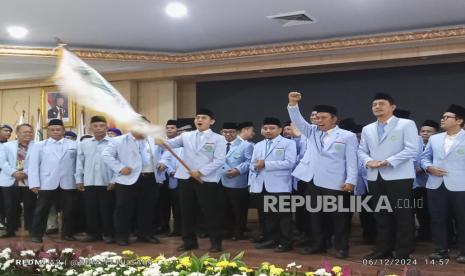 Ketua Umum BKPRMI Nanang Mubarok (memegang bendera)