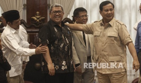 Ketua Umum dan Ketua Dewan Pembina Partai Gerindra Prabowo Subianto (kanan) berbincang bersama Presiden PKS Sohibul Iman (kedua kanan), Gubernur Jawa Barat Ahmad Heryawan (kedua kiri) dan Calon Gubernur Jawa Barat dari Partai Koalisi Asyik, Sudrajat (kiri) saat melakukan pertemuan di Jakarta, Kamis (1/3). 