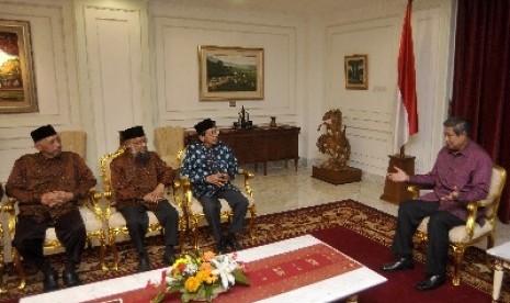 Ketua Umum DDII KH Syuhada Bahri (dua dari kiri) saat diterima Presiden Susilo Bambang Yudhoyono di Istana Negara, Jakarta.