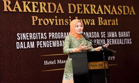  Ketua Umum Dekranasda Provinsi Jawa Barat Atalia Praratya Kamil saat membuka Rapat Kerja Daerah (Rakerda) Dewan Kerajinan Nasional Daerah (Dekranasda) Jawa Barat di Hotel Mason Pine, Padalarang, Kabupaten Bandung Barat, Senin (15/7)