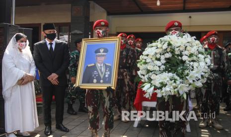 Ketua Umum Demokrat Agus Harimurti Yudhoyono (kedua kiri) bersama istri menghadiri upacara persemayaman almarhum Jenderal TNI (Purn) Pramono Edhie Wibowo di Puri Cikeas, Bogor, Jawa Barat, Minggu (14/6/2020). Mantan KSAD Jenderal TNI (Purn) Pramono Edhie Wibowo, adik ipar dari Presiden ke-6 Susilo Bambang Yudhoyono, meninggal dunia pada Sabtu (13/6/2020) sekitar pukul 19.43 WIB.