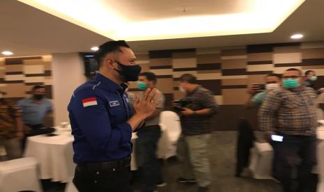 Ketua Umum Demokrat Agus Harimurti Yudhoyono saat pertemuan dengan kader Demokrat Sumbar di Padang, Ahad (22/11) 