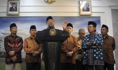 Ketua Umum Dewan Dakwah Islamiyah Indonesia (DDII) KH Syuhada Bahri (depan) didampingi jajaran pengurus menyampaikan keterangan pers usai bertemu dengan Presiden Susilo Bambang Yudhoyono di Kantor Presiden, Jakarta.