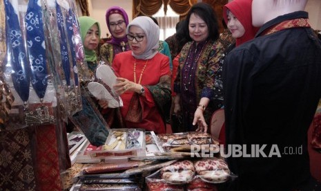 Ketua Umum Dewan Kerajinan Nasional (Dekranas) Mufidah Jusuf Kalla dalam kunjungan ke Palembang, Jumat (11/5) berkesempatan berdialog bersama pengurus Dekranasda kabupaten dan kota se-Sumsel dan pengrajin songket di Griya Agung, serta menyaksikan pameran berbagai jenis barang kerajinan. 