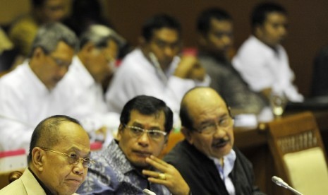 Ketua Umum Dewan Koperasi Indonesia (Dekopin) Nurdin Halid (tengah), menghadiri rapat kerja dengan Komisi VI DPR, di Komplek Parlemen, Senayan, Jakarta, Senin (13/2).