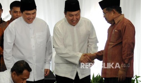 Ketua Umum Dewan Masjid Indonesia bersalaman dengan Direktur PT Adaro Energy Tbk Garibaldi Thohir (tengah) didampingi Komisaris Utama Republika Erick Thohir (kiri).