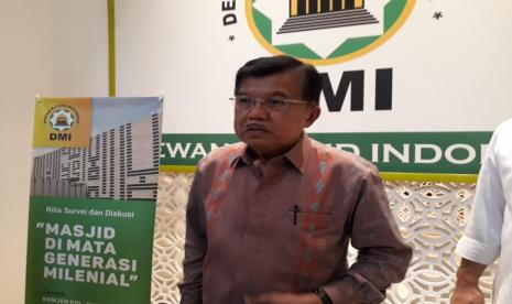 Ketua Umum Dewan Masjid Indonesia (DMI) Jusuf Kalla di Kantor DMI imbau masjid dan mushala melakukan sanitasi siaga untuk merespon wabah Covid-19, Rabu (4/2). (Republika/Fuji EP)