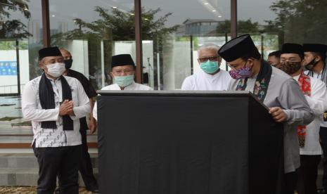 JK: Membangun Peradaban Islam Memerlukan Tiga Syarat. Foto: Ketua Umum Dewan Masjid Indonesia (DMI) Jusuf Kalla (JK) saat menghadiri peresmian Masjid Amir Hamzah di Komplek Taman Ismail Marzuki, Jakarta, bersama Gubernur DKI Jakarta dan Wakil Gubernur DKI Jakarta, Jumat (3/7).