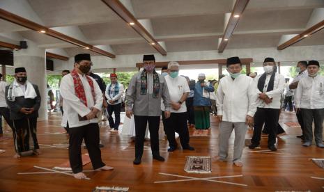 Ketua Umum Dewan Masjid Indonesia (DMI) Jusuf Kalla (JK) saat menghadiri peresmian Masjid Amir Hamzah di Komplek Taman Ismail Marzuki, Jakarta, bersama Gubernur DKI Jakarta dan Wakil Gubernur DKI Jakarta.