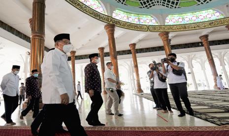 Ketua Umum Dewan Masjid Indonesia (DMI) Jusuf Kalla (kiri) berjalan memasuki bagian dalam Masjid Agung Al Falah di Jambi, Rabu (16/3/2022). 