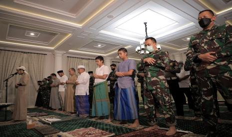 Ketua Umum Dewan Masjid Indonesia Jusuf Kalla didampingi Ibu Mufidah Kalla, putra-putri serta cucu dan bersama pengawalnya dari Paspampres dan Polri melaksanakan sholat ghaib di kediaman Jalan Brawijaya No 6, Jakarta Selatan, Ahad (25/4).