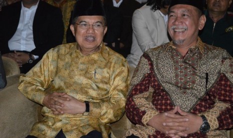 ketua umum dewan masjid indonesia jusuf kalla didampingi wakil gubernur jawa barat dedy di bandung, tahun baru hijriyah