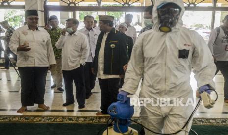 Cegah Corona, JK Ajak Umat Jaga Kebersihan Masjid. Ketua Umum Dewan Masjid Indonesia Jusuf Kalla (kedua kiri) saat menghadiri peluncuran Gerakan Semprot Disinfektan 10.000 Masjid di Masjid Al Munawar, Pancoran, Jakarta, Jumat (13/3). (Republika/Putra M. Akbar)