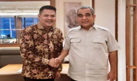 Ketua Umum Dewan Pimpinan Pusat (DPP) Logis 08 Anshar Ilo (kiri) bersama Sekretaris Jenderal Partai Gerindra Ahmad Muzani. 