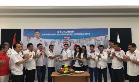 Ketua Umum Dewan Pimpinan Pusat (DPP) Partai Perindo Hary Tanoesoedibjo dan para pengurus DPP Partai Perindo merayakan HUT ke-3 Partai Perindo di Sekretariat DPP Perindo, Menteng, Jakarta Pusat, Ahad (8/10). 