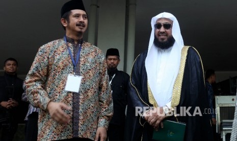 Ketua Umum Dewan Pimpinan Pusat Wahdah Islamiyah (DPP WI) Ustadz Muhammad Zaitun Rasmin (kiri) berbincang dengan Imam Masjidil Haram, Syekh Dr Hasan bin Abdul Hamid Bukhari (kanan)saat menghadiri Muktamar III Wahdah Islamiyah di Asrama Haji, Pondok Gede, 