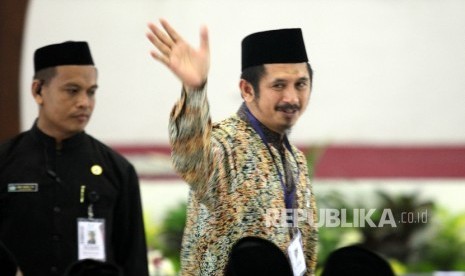 Ketua Umum Dewan Pimpinan Pusat Wahdah Islamiyah (DPP WI) Ustadz Muhammad Zaitun Rasmin melambaikan tangan kepada sejumlah peserta pada Muktamar III Wahdah Islamiyah di Asrama Haji, Pondok Gede, Jakarta, Selasa (19/7). 