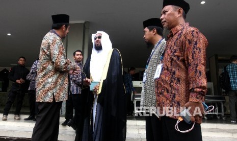 Ketua Umum Dewan Pimpinan Pusat Wahdah Islamiyah (DPP WI) Ustadz Muhammad Zaitun Rasmin (kiri) berbincang dengan Imam Masjidil Haram, Syekh Dr Hasan bin Abdul Hamid Bukhari (kedua kiri)saat menghadiri Muktamar III Wahdah Islamiyah di Asrama Haji, Pondok Ge