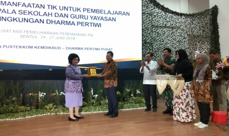 Ketua Umum Dharma Pertiwi, Nanny Hadi Tjahjanto dan Sekretaris Jenderal Kemendikbud Didik Suhardi di acara pelatihan TIK untuk guru yayasan Dharma Pertiwi, di Sentul, Jawa Barat, Senin (25/6). 